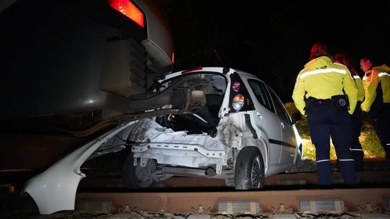 Maandagavond ging het weer mis op de dubbele spoorwegovergang in Boxtel (foto: Bart Meesters / Persbureau Heitink).
