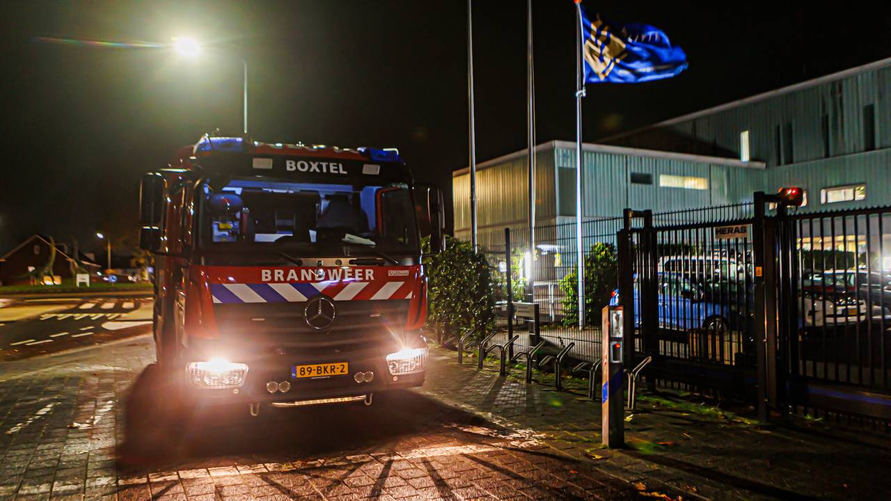 De brandweer bij het politiebureau in Boxtel (foto: Jordi de Bruijn/SQ Vision).