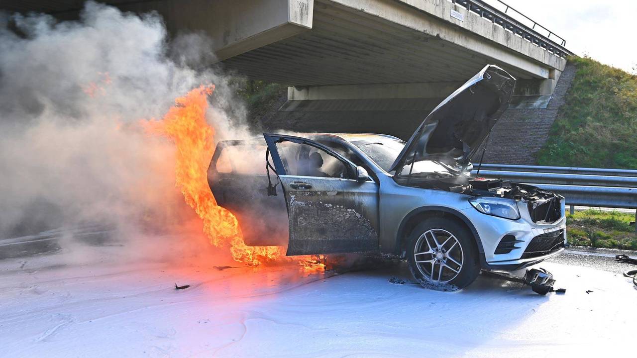 Auto vliegt in brand bij groot ongeluk op de A2, snelweg afgesloten