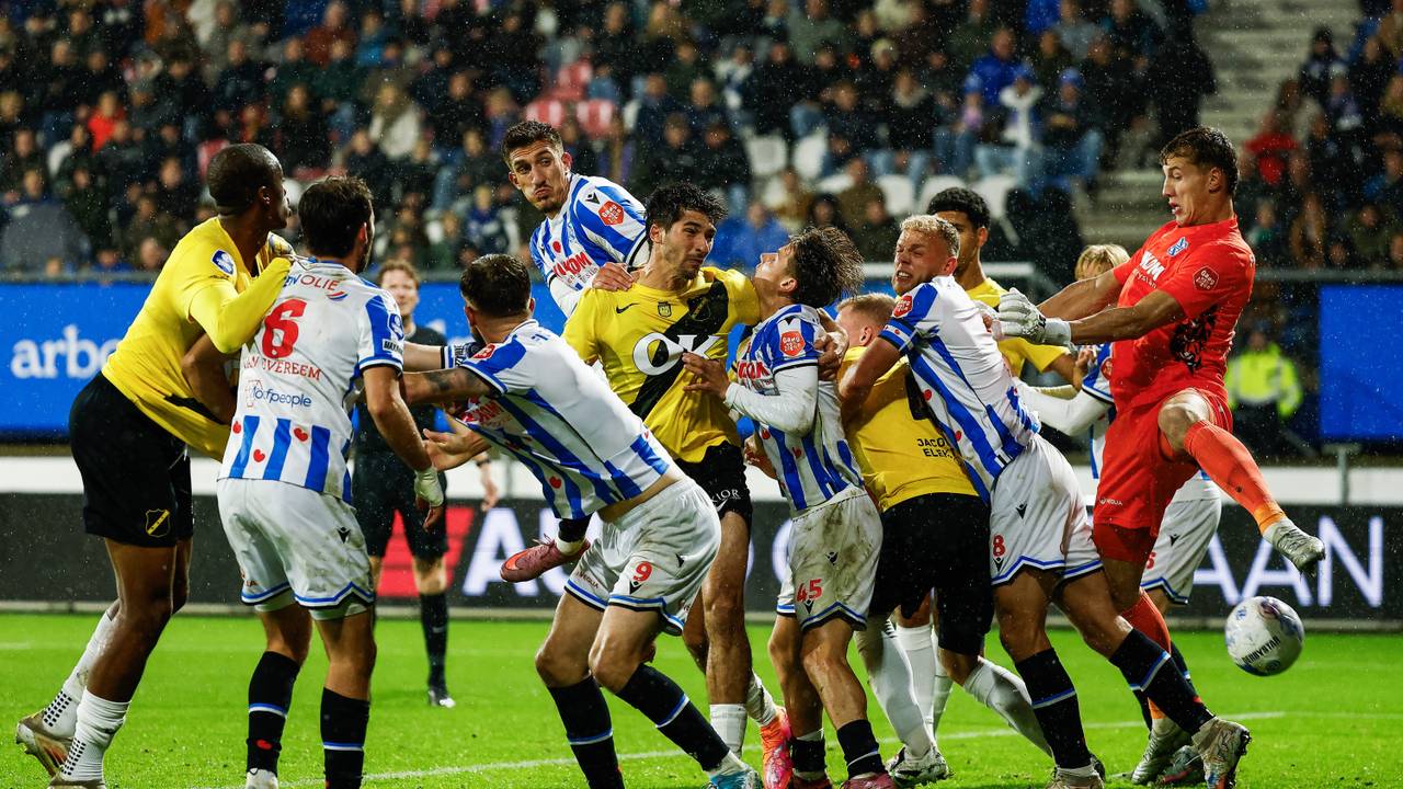 NAC-speler Leo Greiml passeert doelman Bernt Klaverboer en maakt de 1-1. (Foto: ANP)