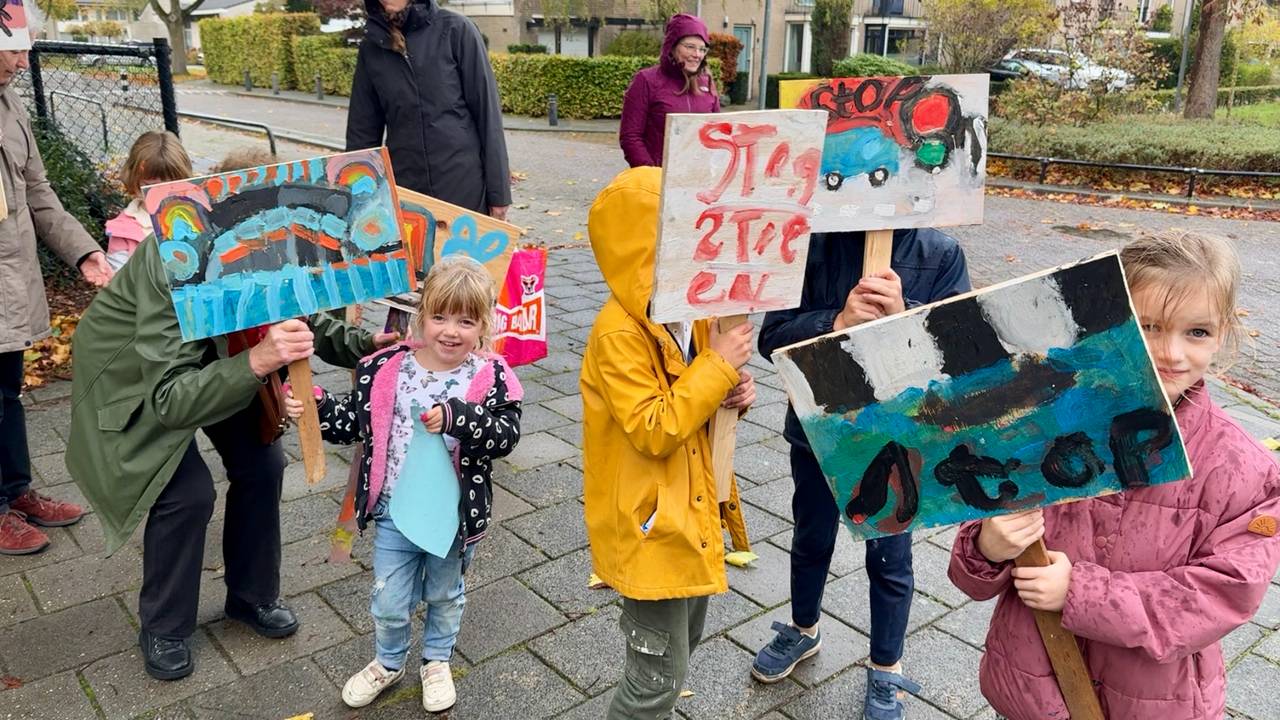 Kinderen met hun eigen verkeersborden (foto: Jan Peels).