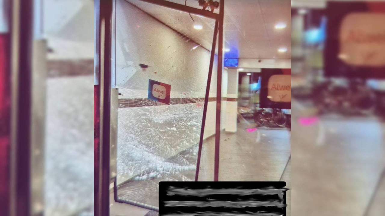 De glazen deur is volledig vernield. (Foto: wijkagenten_breda_zuid_west / Instagram.)