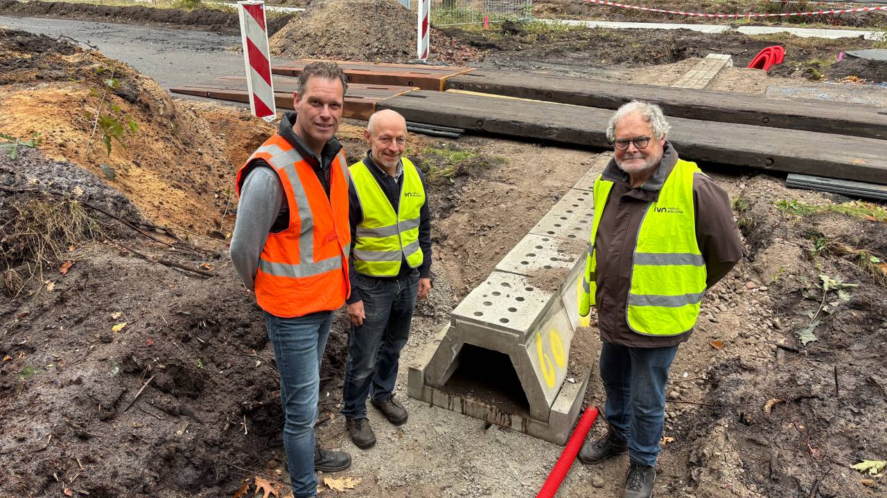 Cristian Timmermans, Hans Teeven en Geert Engels bij de ingang van een van de tunnels (foto: Alice van der Plas).