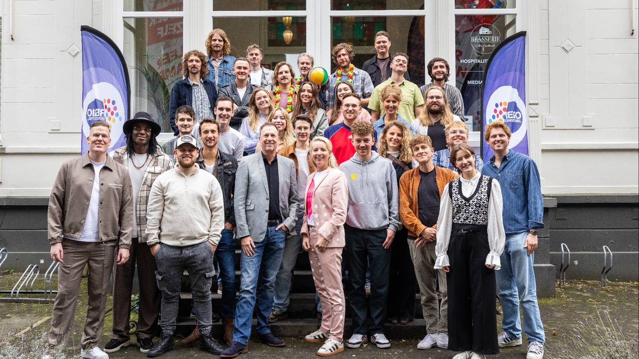 De 13 finalisten met de presentatoren van de finale (foto: Ivo Hutten/Omroep GLD).