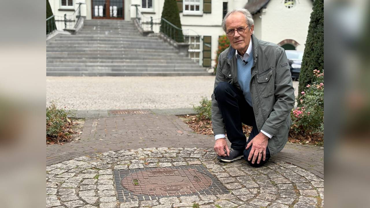 Frank Kouwe bij de putdeksel van Willem-Alexander en Máxima in Vught. (Foto: Omroep Brabant).
