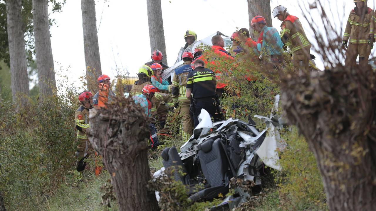 Zwaargewonde bij botsing tegen boom.