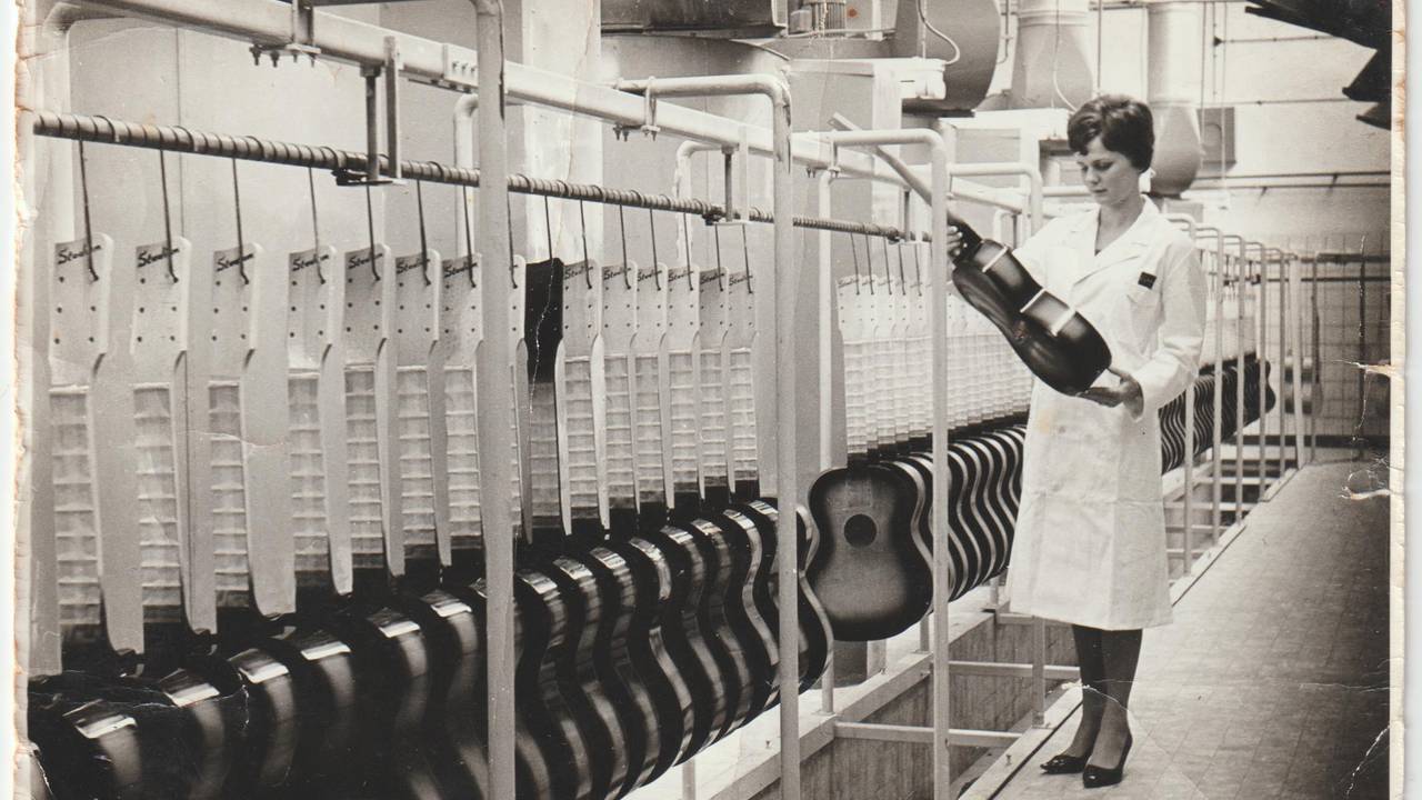 Een medewerkster controleert gitaren in de Egmond Gitarenfabriek in Best (foto: privécollectie familie Egmond).