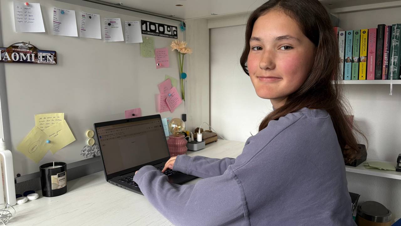 Naomi Zweegers in haar schrijfstudio (foto: Alice van der Plas).