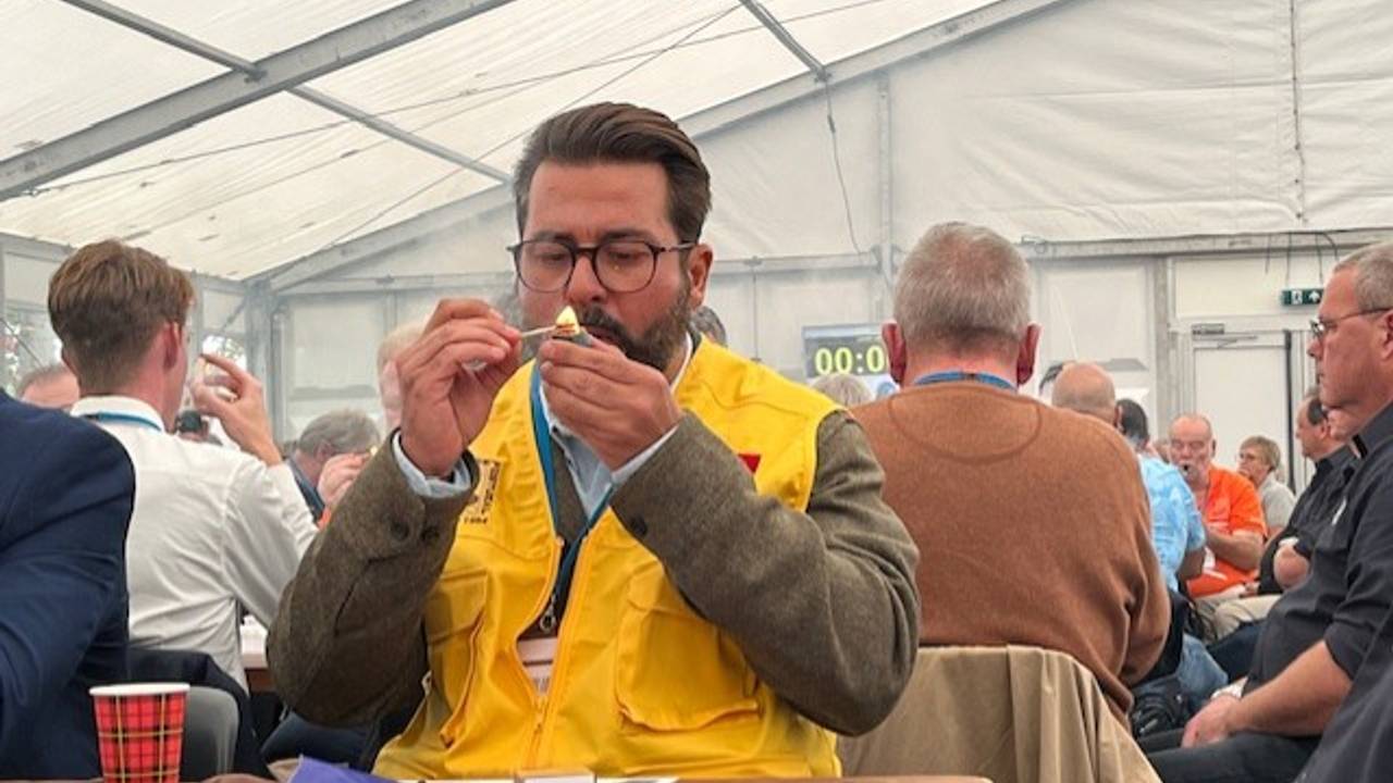 Een Portugese deelnemer aan het WK pijproken in Oirschot