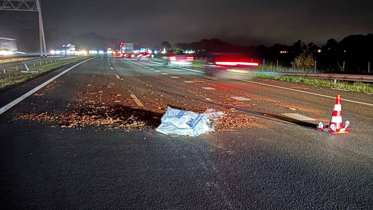 Een zak met kapotte dakpannen ligt op de snelweg (foto: Rijkswaterstaat Verkeersinformatie).