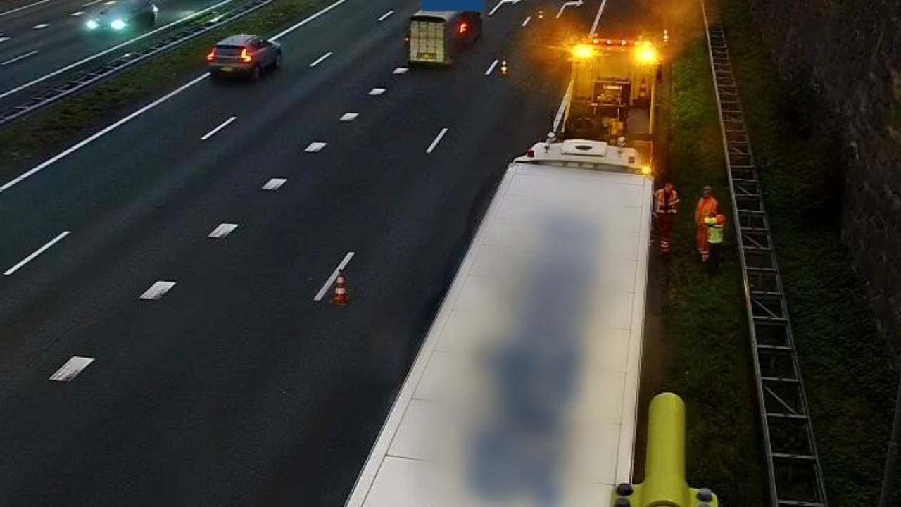 Een vrachtwagen met een lekke band bij Empel (foto: Rijkswaterstaat Verkeersinformatie).