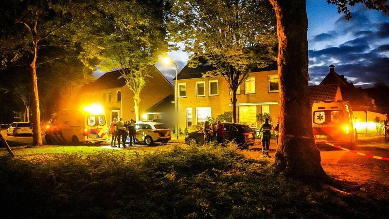 Hulpdiensten rukten uit na een steekparttij (foto:Foto: Lucas Lammers / Persbureau Heitink)