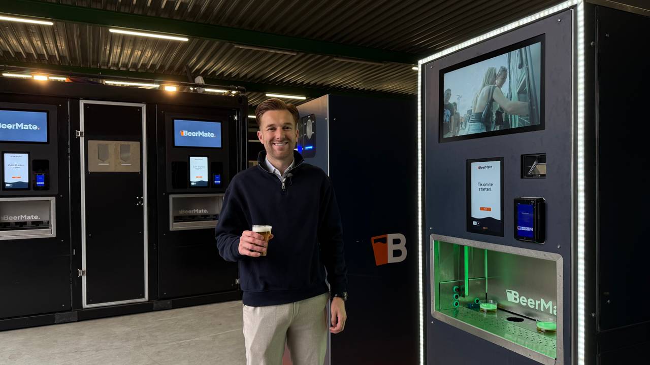 Ralph uit Den Bosch bouwde een machine die biertjes tapt (foto: Megan Hanegraaf).