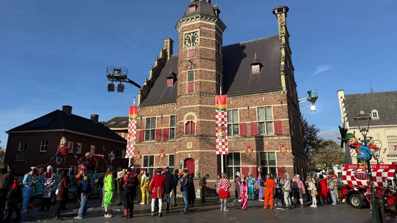 Brabantse vlaggen voor het stadhuis van Gennep (foto: L1).