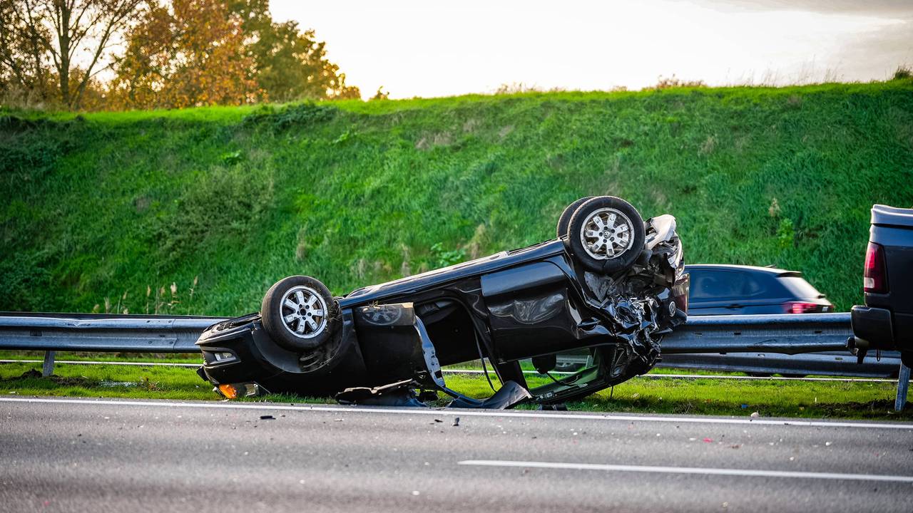 Meerdere autos botsen op de A50, ongeluk zorgt voor forse vertraging.