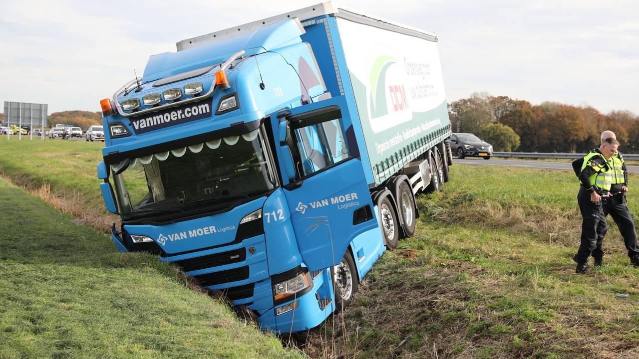 Vrachtwagen raakt van de A4 en eindigt in de sloot, bestuurder gewond