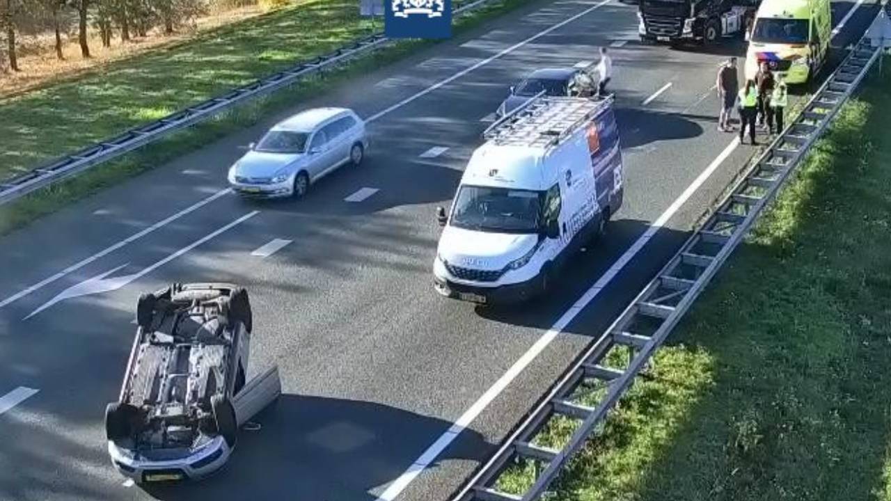 Auto belandt op zijn kop bij ongeluk op A58.