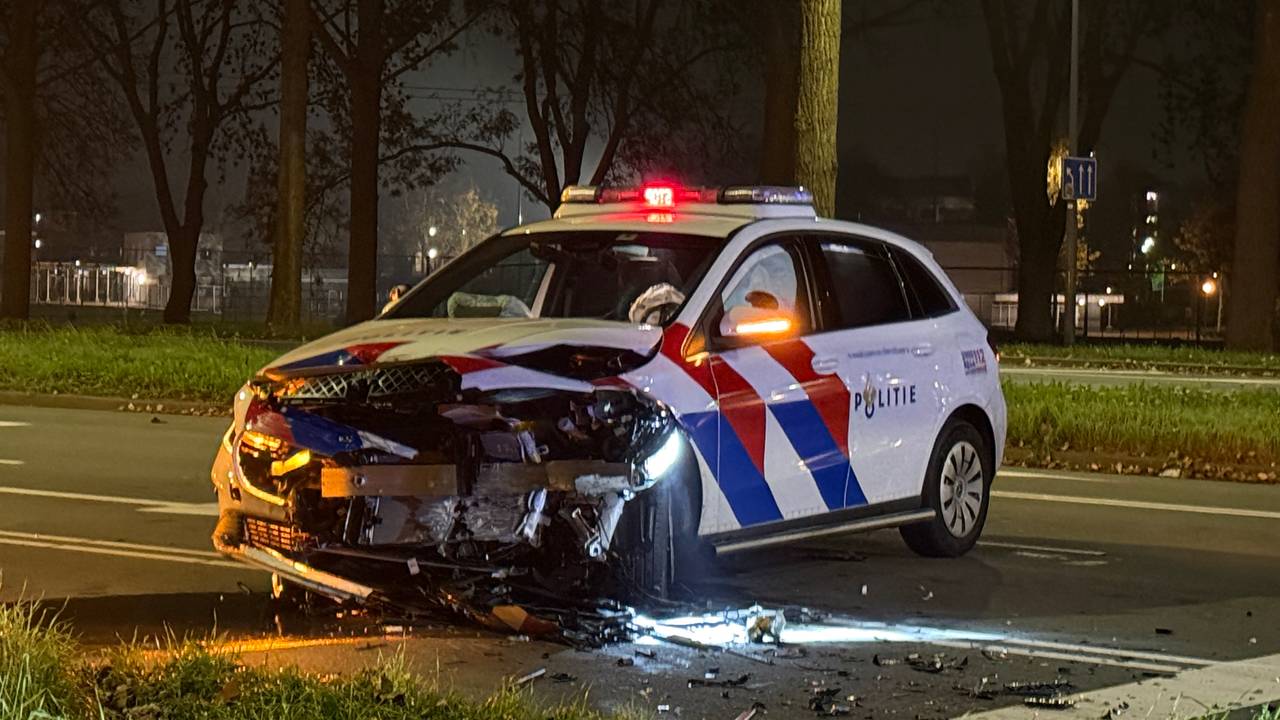 Automobilist gewond bij botsing met politieauto: 'Reed met 150 door stad'