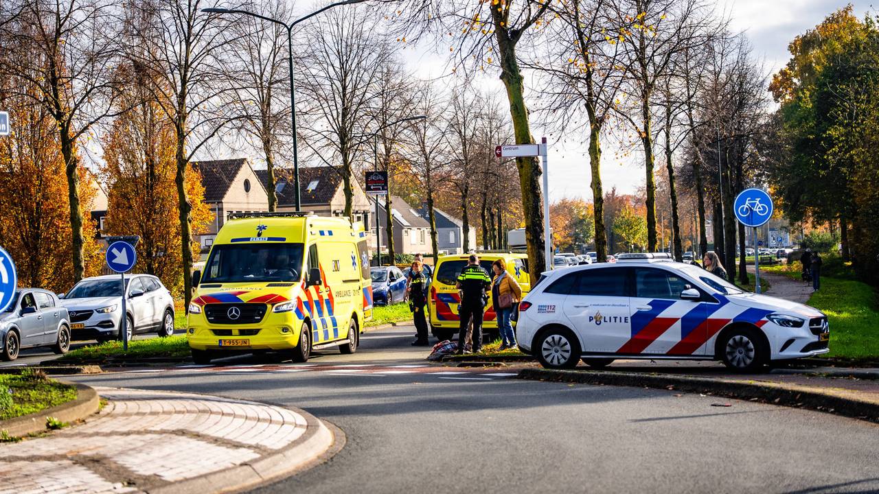 Fietser gewond na botsing met auto op rotonde.