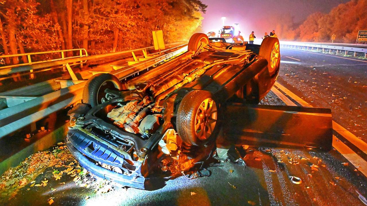 Auto ondersteboven na kop-staartbotsing op A2, bestuurder was onder invloed.