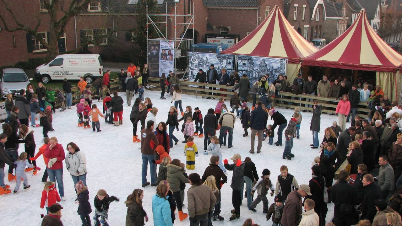 In 2007 was er nog volop schaatspret op het Heereplein in Raamsdonksveer (foto: Stichting Het Veerse IJsplein)