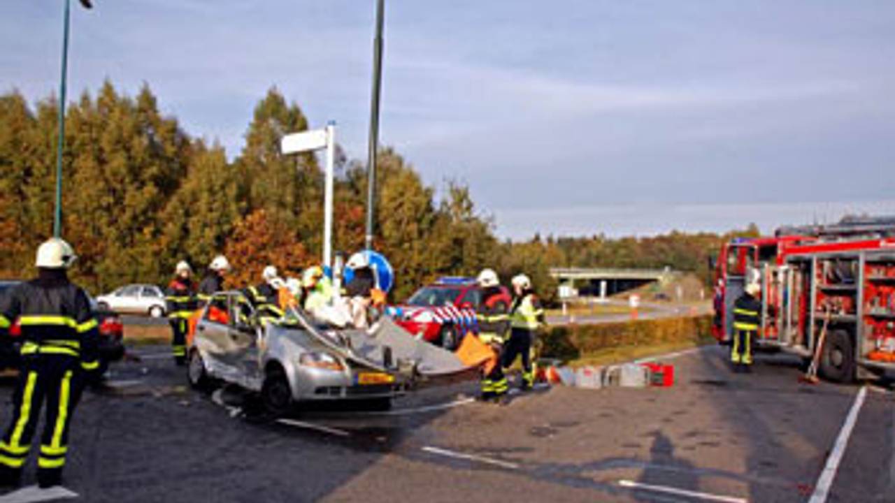 De man en de vrouw moesten uit de auto worden bevrijd (foto: Reality Photo/Davey Hoosemans).