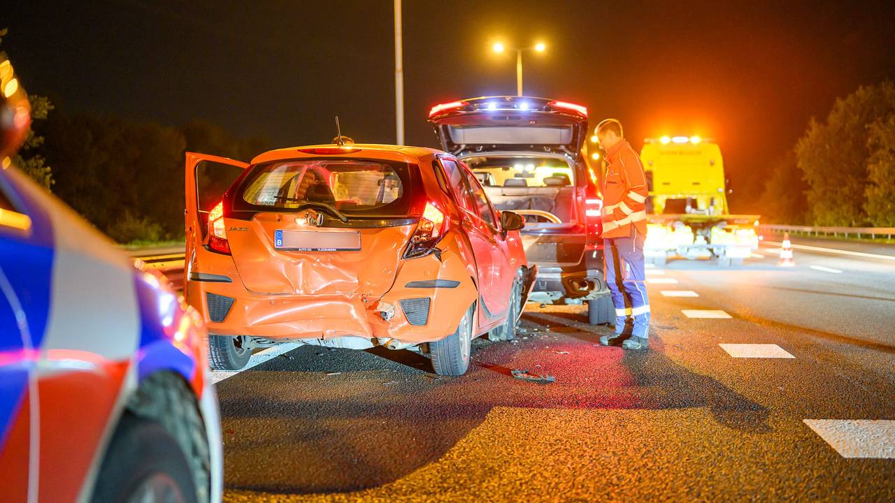 Botsing tussen drie autos op snelweg, weg tijdelijk dicht.