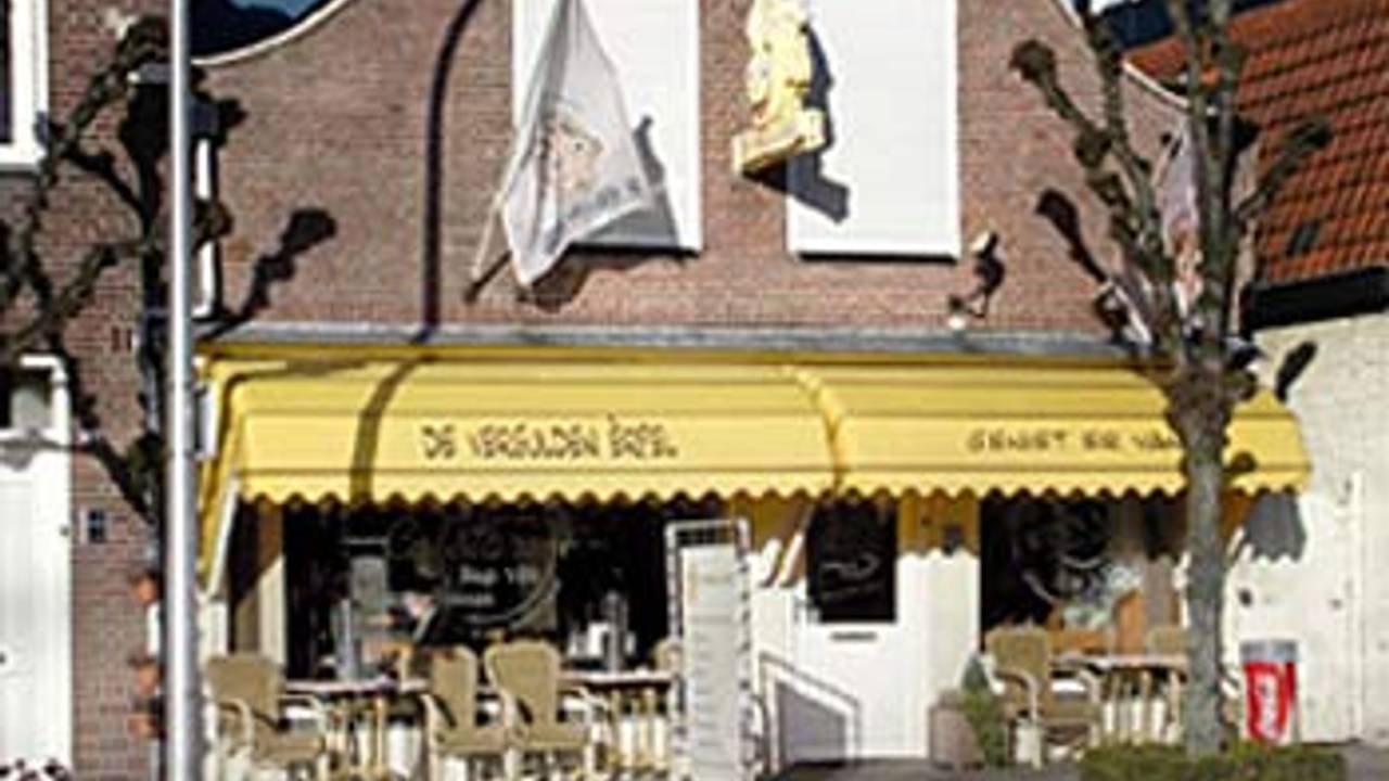 Cafetaria De Vergulden Èrpel in Waalwijk.