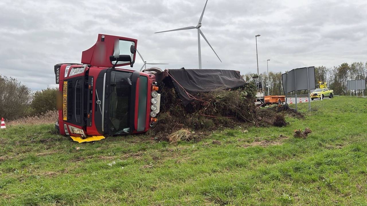Gekantelde vrachtwagen op de A59, chauffeur gewond.