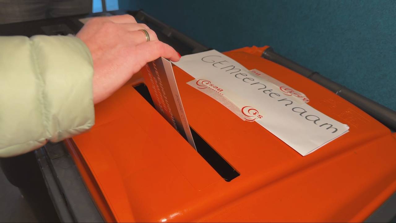 Een inwoner brengt een stem uit voor een nieuwe gemeentenaam (foto: Wilco Zonneveld).