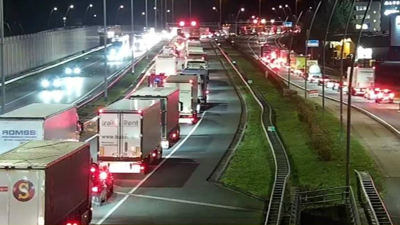 A2 dicht: politieagenten aangereden na achtervolging, meerdere gewonden.