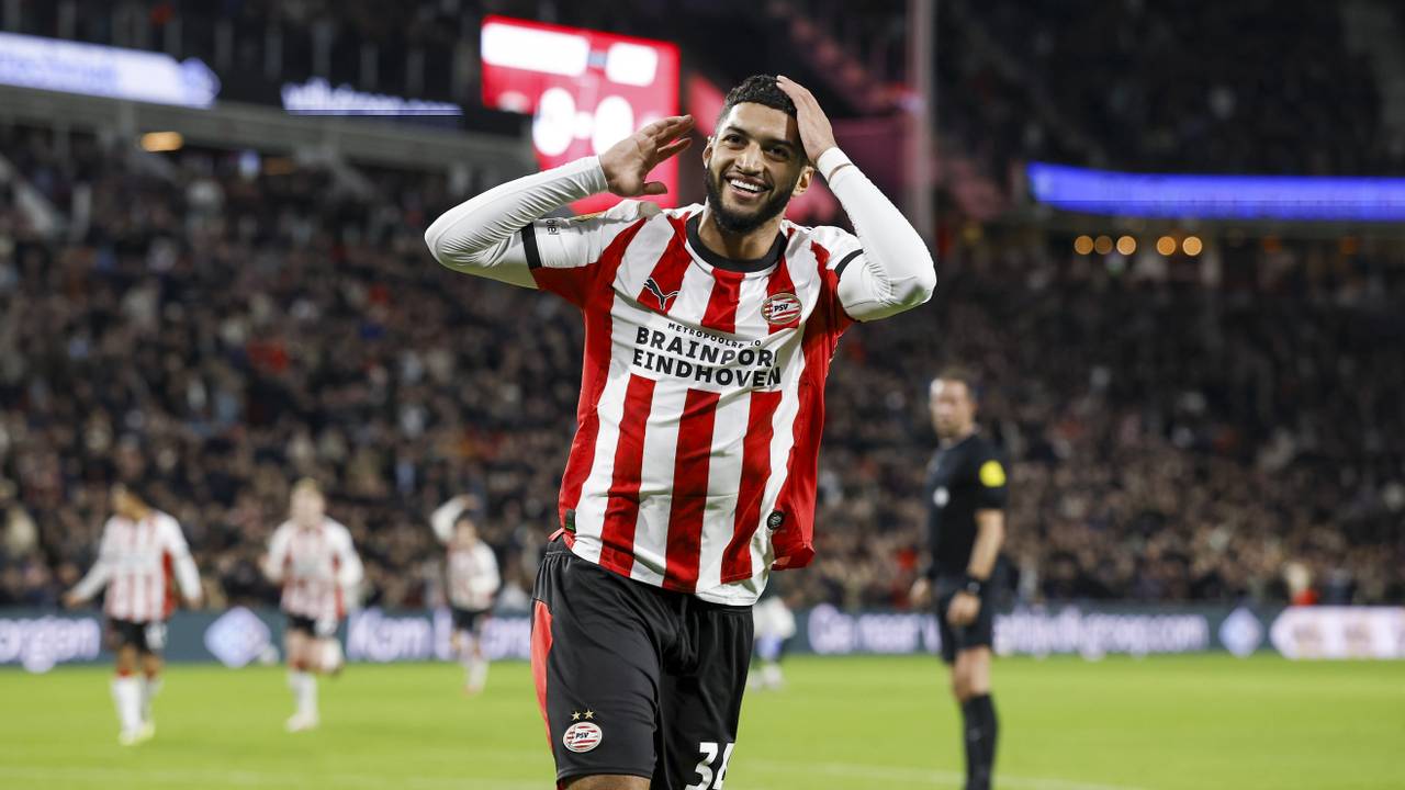 Ismael Saibari viert zijn twee goals in de met 4-2 gewonnen wedstrijd tegen Fortuna Sittard (Foto: ANP)