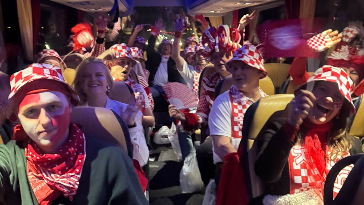 Brabantse fans gaan met de bus naar Arnhem toe (foto: Servia van den Brand).