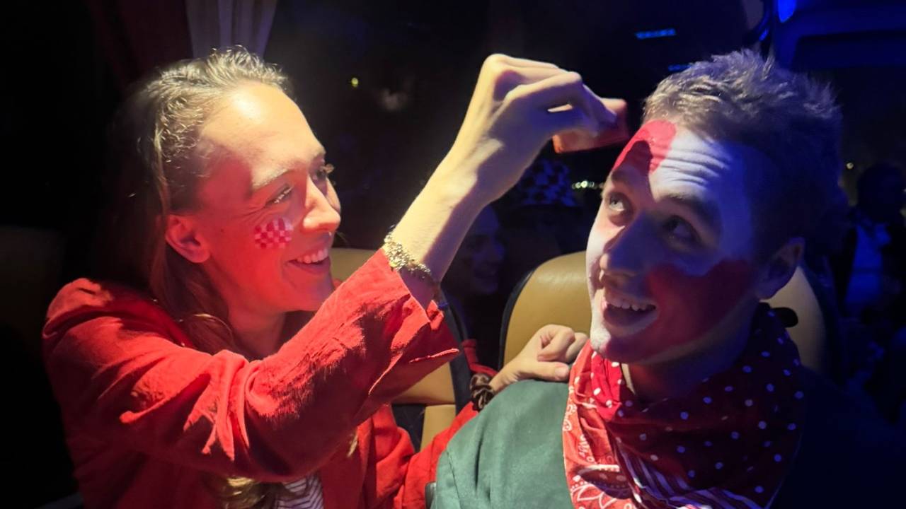 Deze fans gaan rood-wit de zaal in (foto: Servia van den Brand).