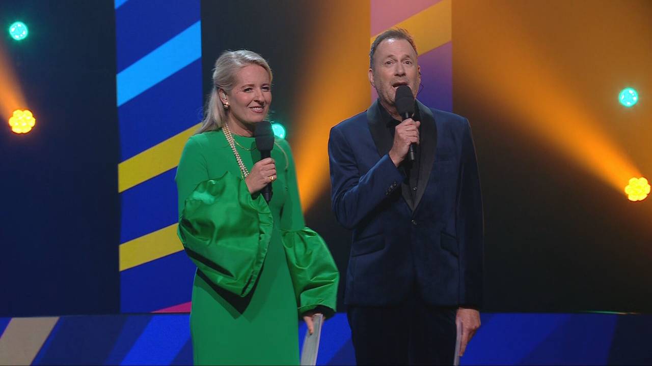 De presentatrice en presentator open het Regio Songfestival