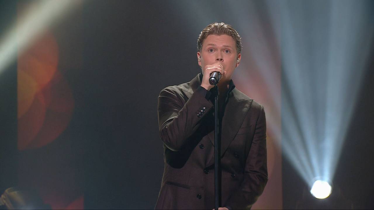 Kelsey Verbrugge zingt zijn nummer 'Bij jou ben ik thuis'. 