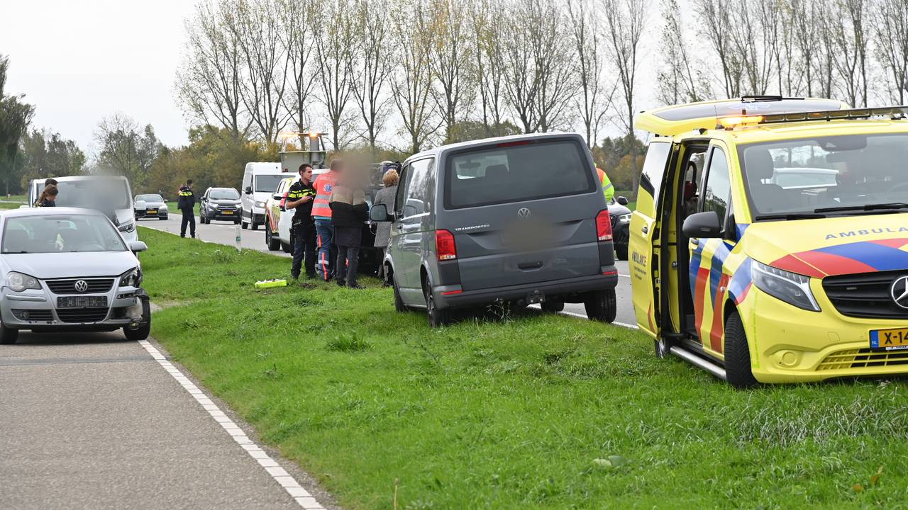 Botsing met drie autos, één persoon gewond.