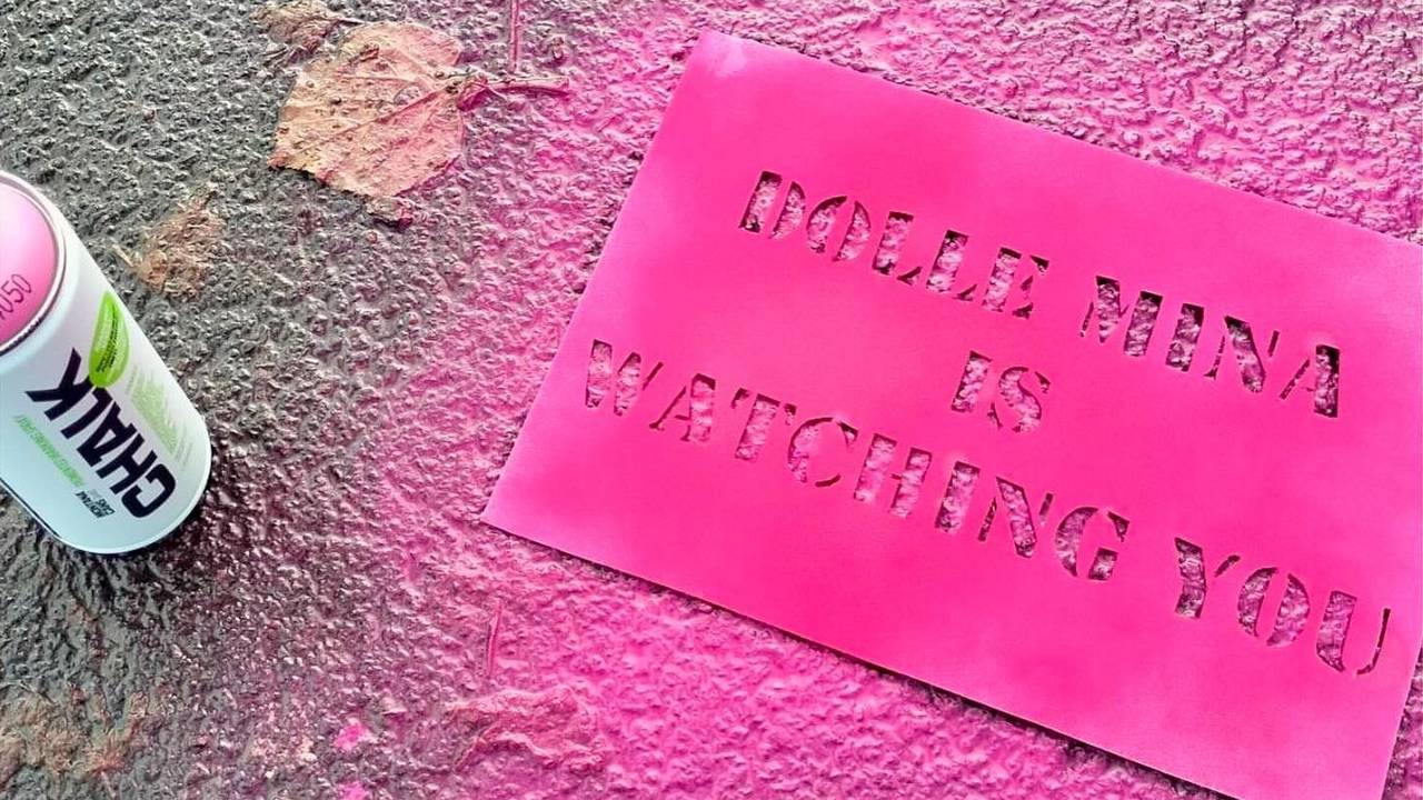 De vrouwen gebruikten een spuitbus met stoepkrijt (foto: Dolle Mina's).