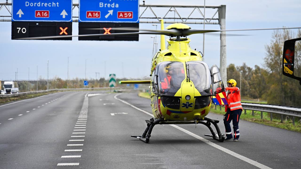 Vrachtwagens en auto's botsen: traumahelikopter landt op A17