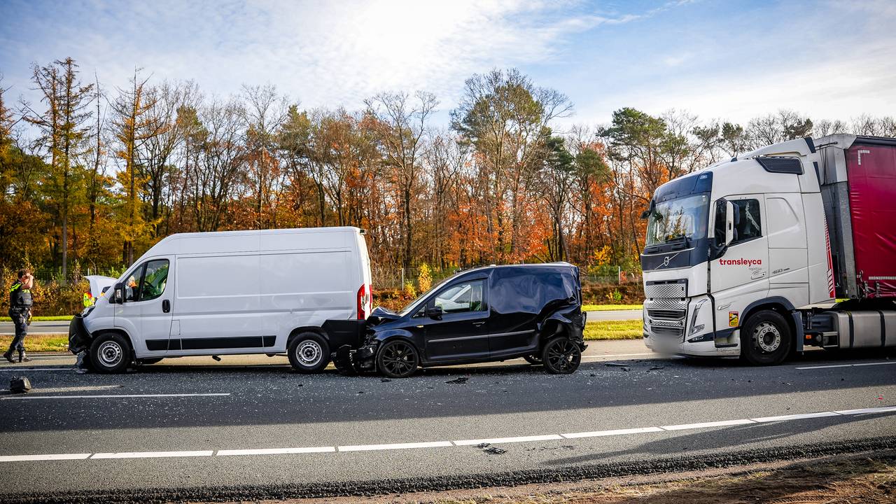 Ongeluk met vijf autos op de A50, snelweg dicht.