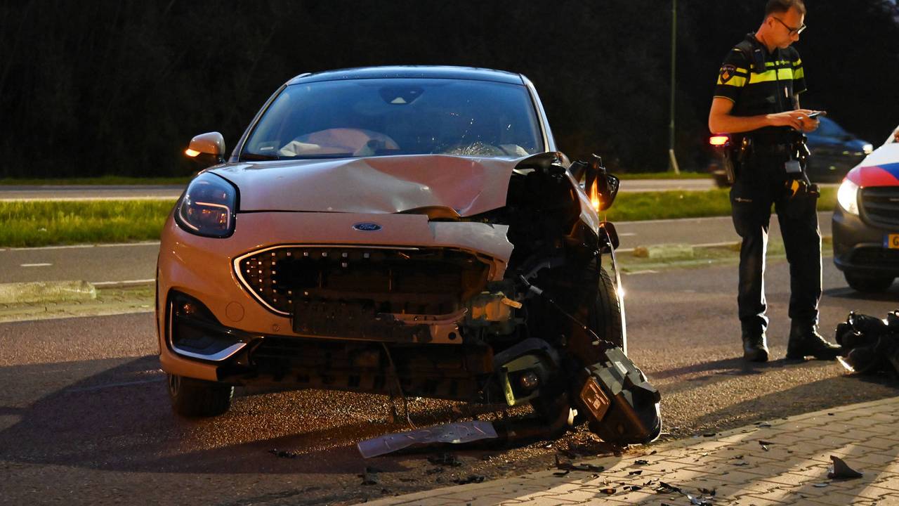 Scooterrijder naar het ziekenhuis na botsing met auto.