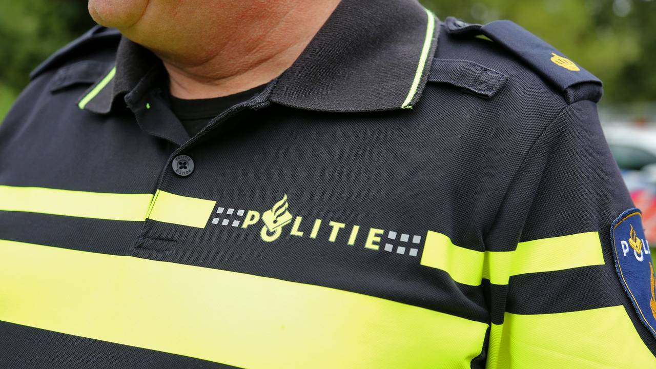 Agenten zwaargewond na aanrijding door automobilist, man opgepakt.