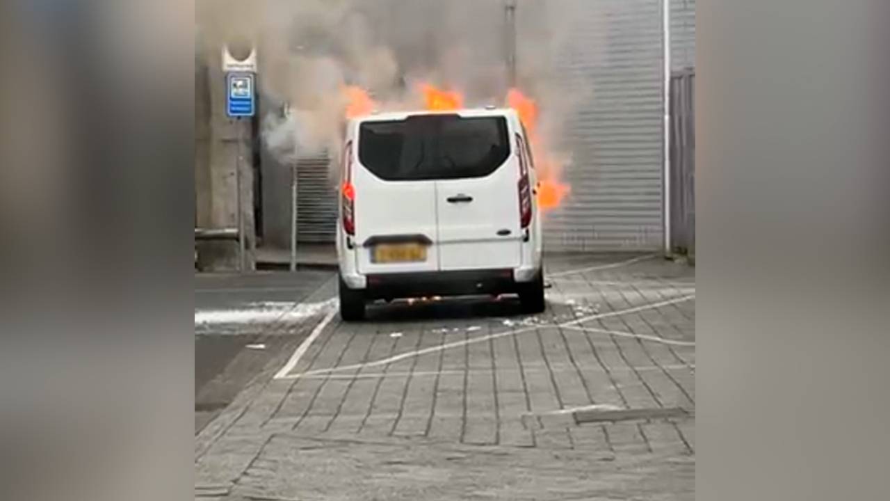 Busje in brand bij station