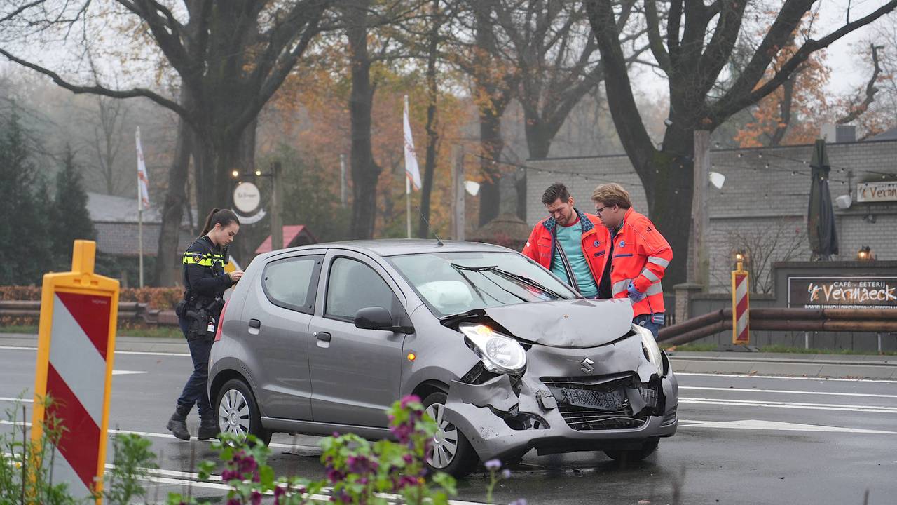 Twee vrouwen gewond na botsing voor stoplicht • Vier arrestaties en twee autos in beslag genomen bij grote politiecontrole.