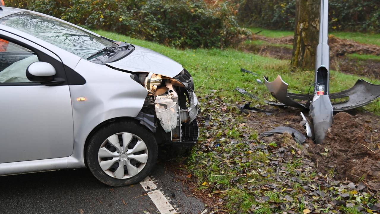 De auto die zaterdagmiddag uit de bocht vloog (Foto: Perry Roovers / Persbureau Heitink)