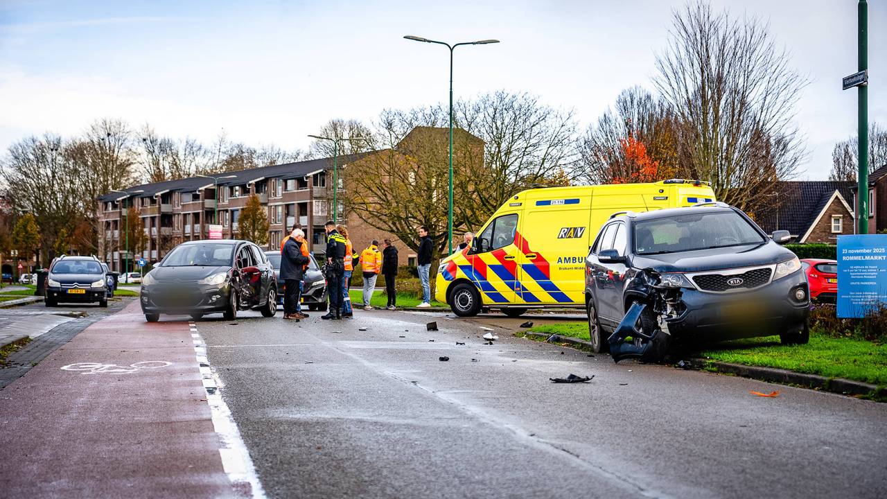 Wagens lopen flinke schade op bij botsing.