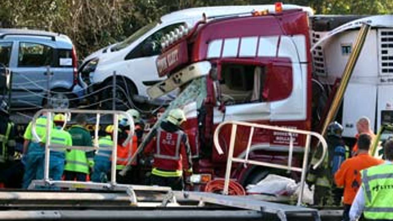 Bij het ongeluk kwam een vrouw om (foto: Bart Meesters, Meesters Multi Media).