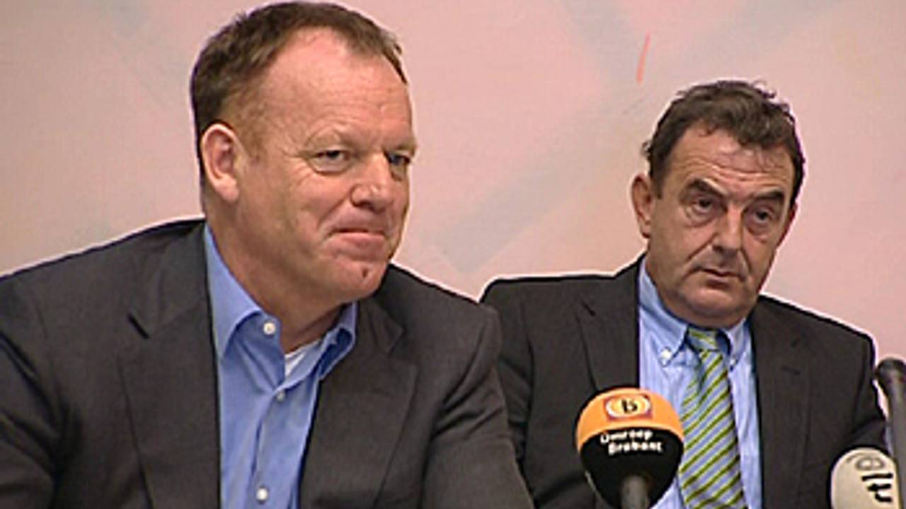 Een zichtbaar opgeluchte Ben Mandemakers naast burgemeester Nol Kleijngeld