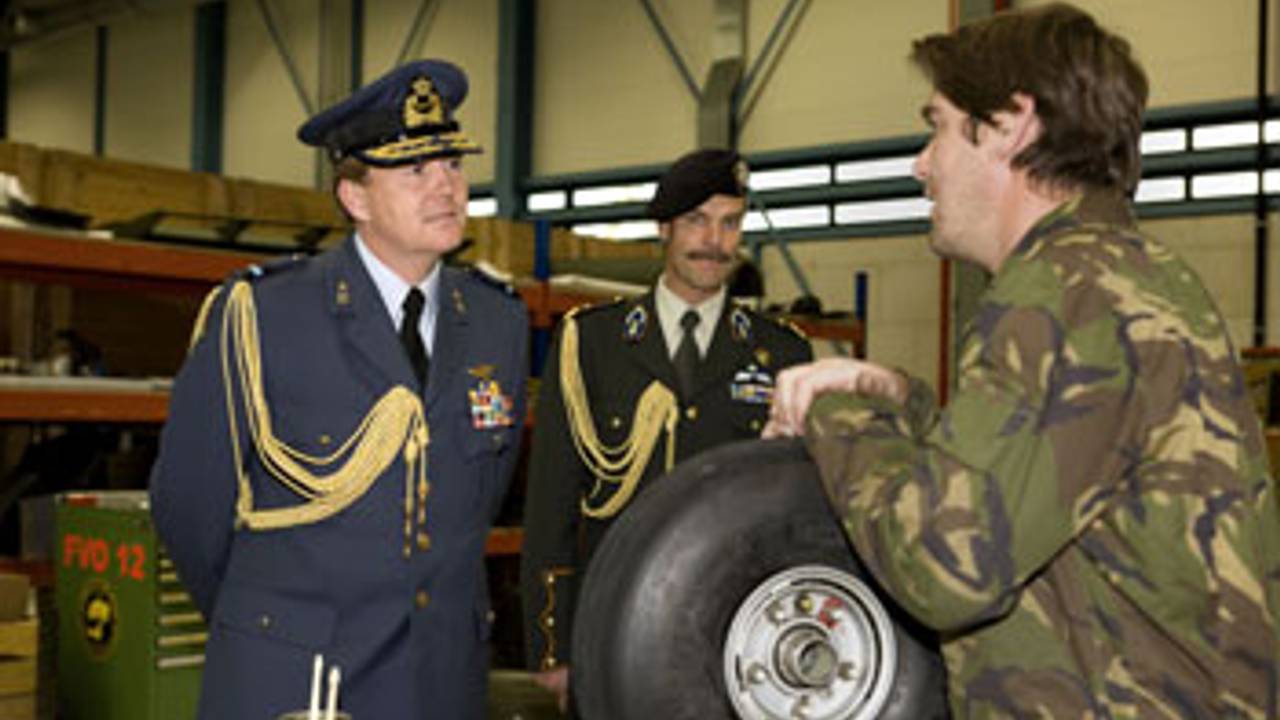 Kroonprins Willem-Alexander tijdens zijn bezoek (foto: vliegbasis Gilze-Rijen).