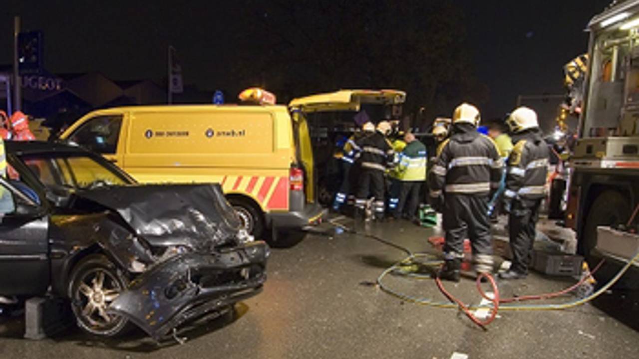 Brandweer probeert de slachtoffers te bevrijden. (Foto: SQ Vision Mediaprodukties)